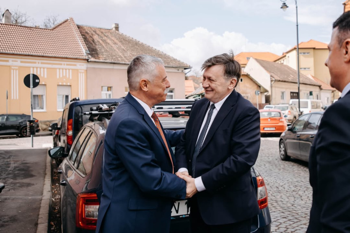 Crin Antonescu az egyetlen államelnökjelölt, aki tiszteli a magyar közösséget. 🤝 Hiteles, megbízható vezető, aki nyitottsággal és tisztelettel fordul a magyarok felé, és képes Romániát a helyes úton tartani. 
📍Háromszéki látogatása is azt mutatja, hogy fontos számára a  párbeszéd és a közösségek együttműködése.