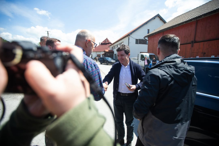 Kelemen Hunor és Nicușor Dan államelnök technikai megbeszélésen volt a parajdi sóbányát működtető Salrom vezetőivel. Azt vállalták, hogy június 21-ig megállítanak bármiféle vízbefolyást a bányába, és hamarosan elkezdik a víz szivattyúzását, ami hetekig tarthat. Ezzel párhuzamosan megkezdődik a térség geológiai és hidrológiai felmérése, ami a hosszú távú biztonsági intézkedéseket alapozza meg.
__
📷 Erdély Bálint Előd