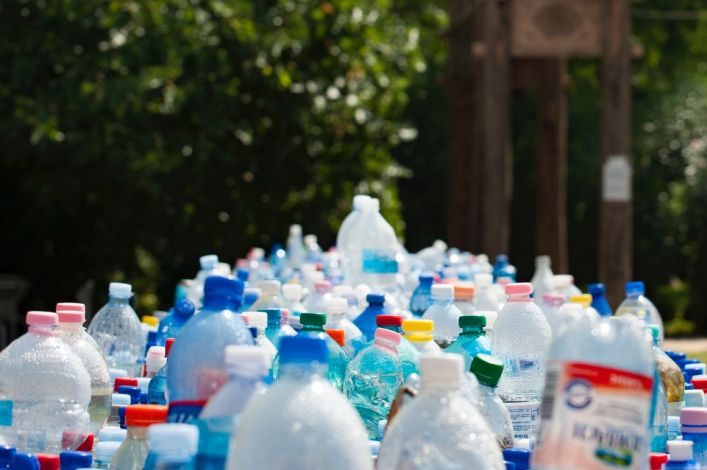 ⚠♻✅ 2024. július 3-tól csak legfeljebb 3 literes műanyag palackokat lehet forgalmazni, amelyek dugója rögzítve van. 2025-től a forgalomba hozott palackok 25 százalékban újraha
