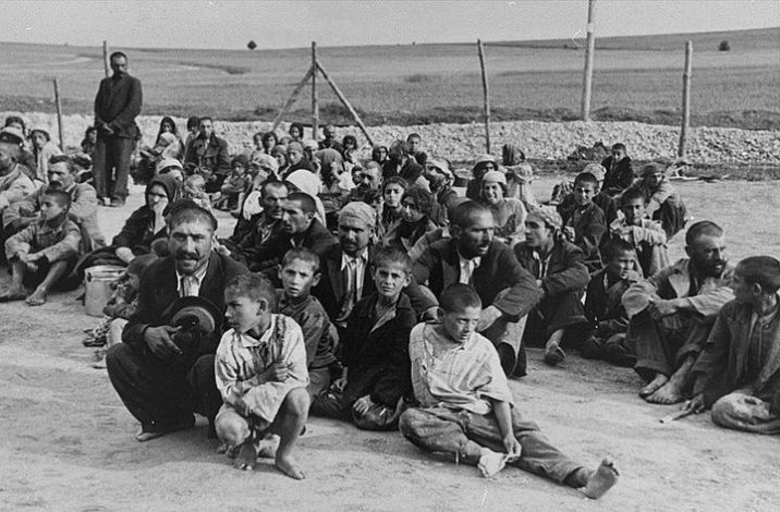 🇭🇺 | 🇷🇴

Hegedüs Csilla: Poraimos 
A roma holokauszt emléknapján amellett, hogy az ártatlanul megölt cigány emberekre emlékezünk, meg kell ígérnünk magunknak újra és 