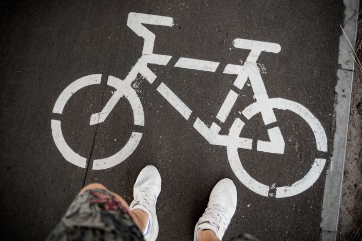 🚲 Az önkormányzatok olyan útszakaszok megépítésére pályázhatnak, amelyek legalább 150 kilométer hosszúak, legalább három megyét átszelnek, és kisebb bicikliutakat is becsa