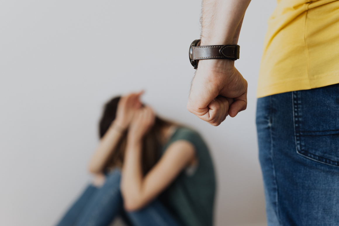 Hetente egy nő hal meg családon belüli erőszak áldozataként – parlamenti vizsgálóbizottság létrehozását kéri az RMDSZ