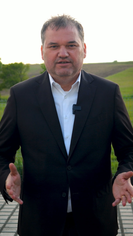 Mi építünk, ők bontanak. Egy tollvonással minden veszélybe kerülhet, amit 35 év alatt felépítettünk. Állítsuk meg őket, vasárnap szavazzunk Nicușor Danra! Mi építünk, ők bontanak. Egy tollvonással minden veszélybe kerülhet, amit 35 év alatt felépítettünk. Állítsuk meg őket, vasárnap szavazzunk Nicușor Danra!