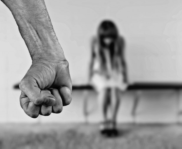 Hangsúlyosabb védelmet a nőknek!  – a családon belüli erőszak megfékezésének hatékonyságáról tanácskoztak Hargita megyében (AUDIO)