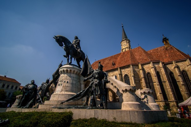 A hatóságokhoz fordult a Mátyás-szoborcsoport rongálása ügyében a Kolozsvári RMDSZ-frakció